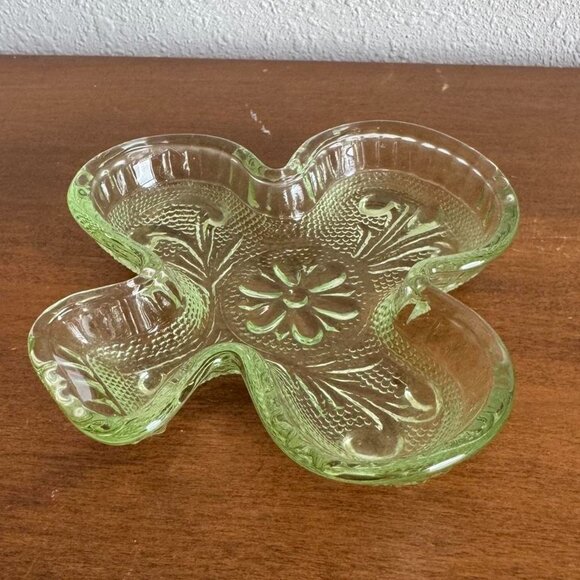 Tiara Chantilly Clover Glass Trinket Ring Dish, Snack Dish - Picture 6 of 7
